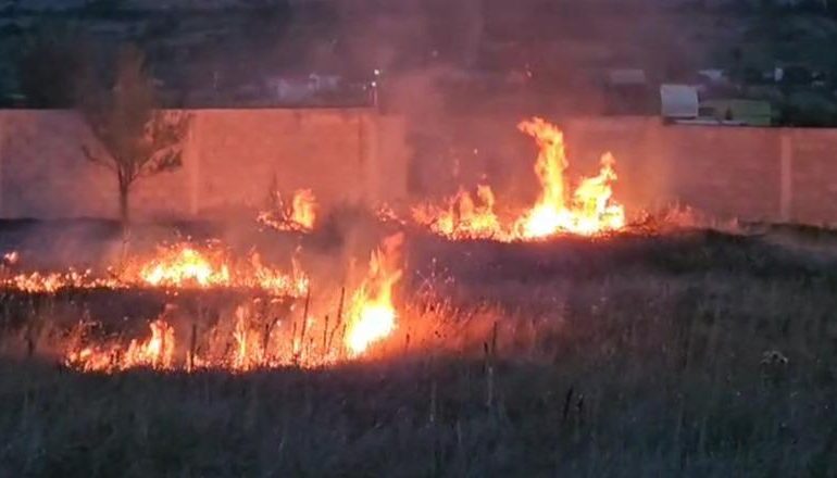 ZJARR NË FSHATIN KODËR LUMË/ Ndërhyrja e banorëve dhe zjarrfikësve shmang rrezikun për banesat