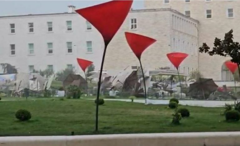 “ÇMENDET” MOTI/ Stuhi e fortë shiu në kryeqytet, era merr para karrige e tavolina (VIDEO)