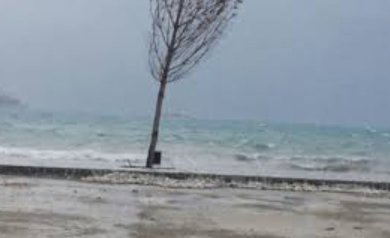 MOTI I KEQ “PARALIZON” VLORËN/ Era e fortë shkakton stuhi rëre, bllokohet qarkullimi
