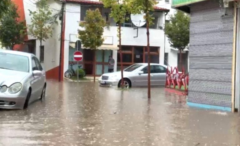 MOTI I KEQ/ Stuhia dhe shirat e dendur përmbysin Lezhën, niveli i ujit arrin në 30 cm