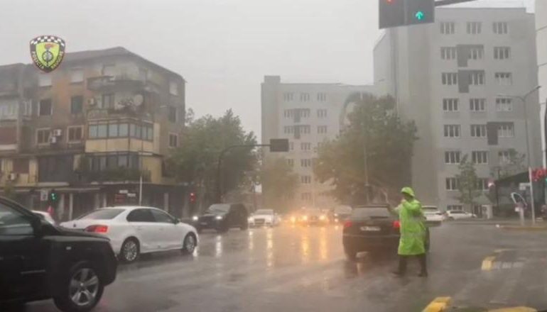 MOTI I KEQ/ Policia apel drejtuesve dhe këmbësorëve: Respektoni udhëzimet! Ka prezencë uji në disa akse, inerte dhe pemë të thyera