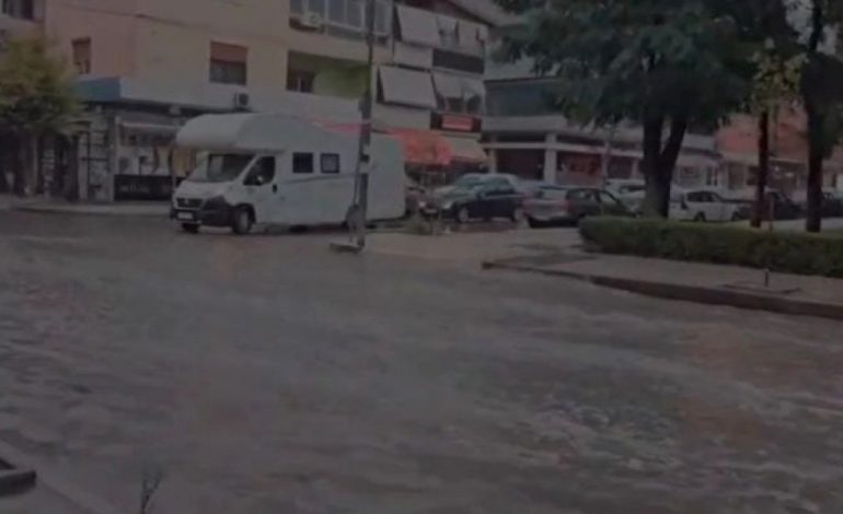 PËRMBYTET LUSHNJA/ Reshjet e shiut mbushin me ujë rrugët e qytetit në pak minuta