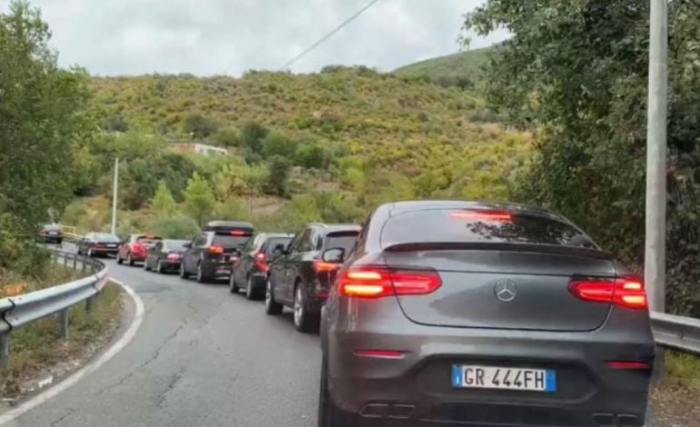 STUHIA “TREMB” PUSHUESIT NË VELIPOJË DHE SHËNGJIN/ Trafik i rënduar në aksin Shkodër–Lezhë dhe Lezhë–Milot