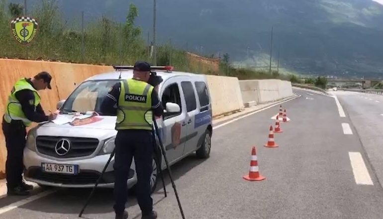 DENONCON QYTETARI: Makina në Tiranë, gjobën e vuri Rrugorja në Tepelenë! Policia e Gjirokastrës: Ishte me shpejtësi, kemi pamjet