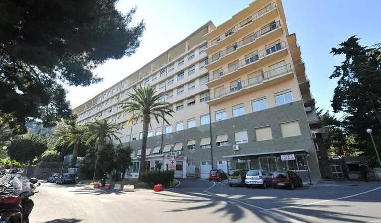 NDODH NË ITALI/ Shqiptari i dehur nuk mbahet, sulmon dy infermiere në spital