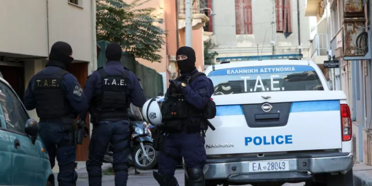 OPERACION I MADH NË KRETË/ 48 të arrestuar, mes tyre oficerë policie dhe ushtarakë! Akuzohen për…