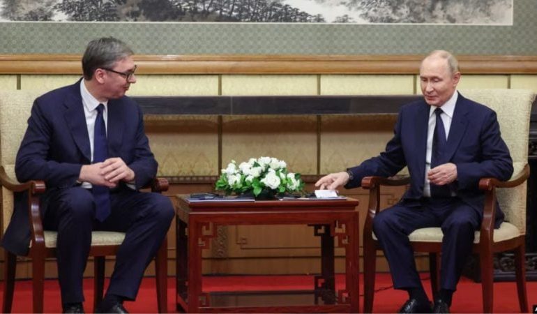VUÇIÇ TAKOHET ME PRESIDENTIN SERB/ Në fokus bashkëpunimi në fushën e energjisë dhe furnizimin me gaz rus