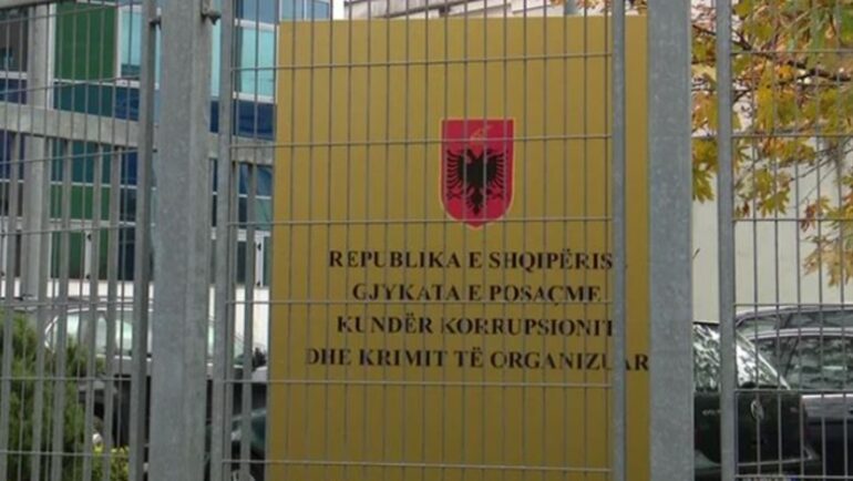 TRAFIK DROGE DHE PASTRIM PARASH/ Arrestohet në hyrje të Rinasit 52-vjeçari i shpallur në kërkim nga GJKKO