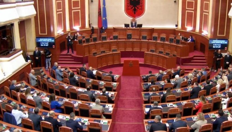 RINIS ME DEBATE SEANCA E KUVENDIT/ Opozita “përplaset” me Peleshin: Po bën “puç” Kushtetues