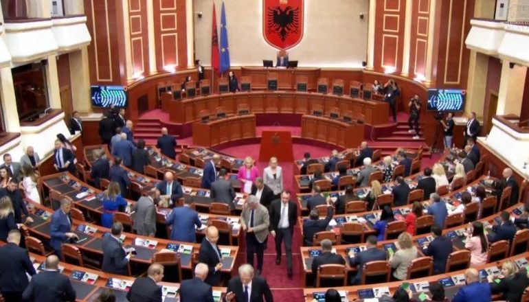 KUVEND/ Opozita braktis sallën, miratohen me 79 vota pro ndryshimet e rregullores