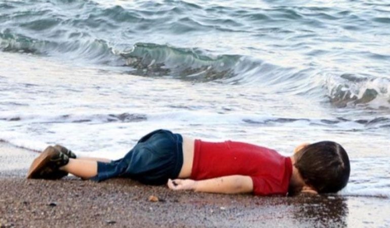 10 VITE NGA IMAZHI QË TRONDITI BOTËN/ Trupi i 3-vjeçarit Alan Kurdi dhe një det që nuk ndalet së marrë jetë