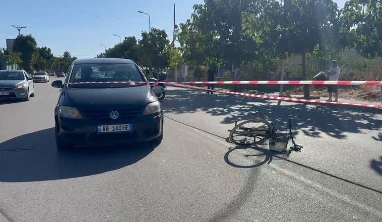 E RËNDË/ Po lëvizte me biçikletë, 51-vjeçarja përplaset nga automjeti në Korçë