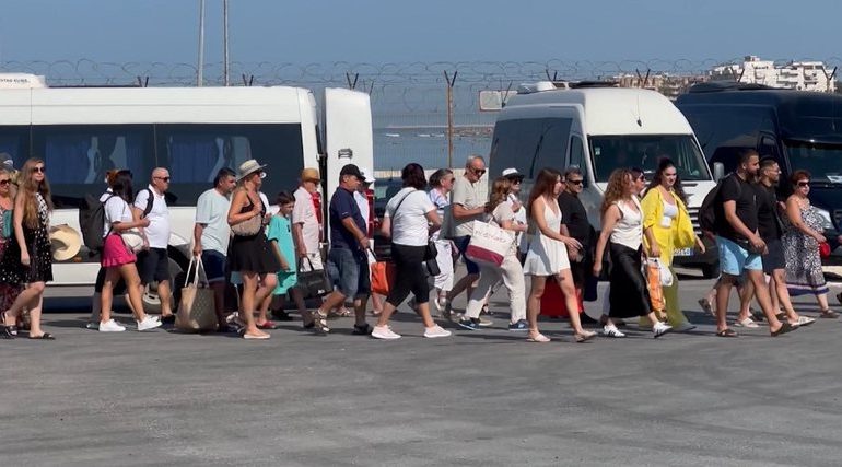TURISTËT “DYNDEN” NË JUG/ Rekord pasagjerësh gjatë muajit gusht në portin e Vlorës