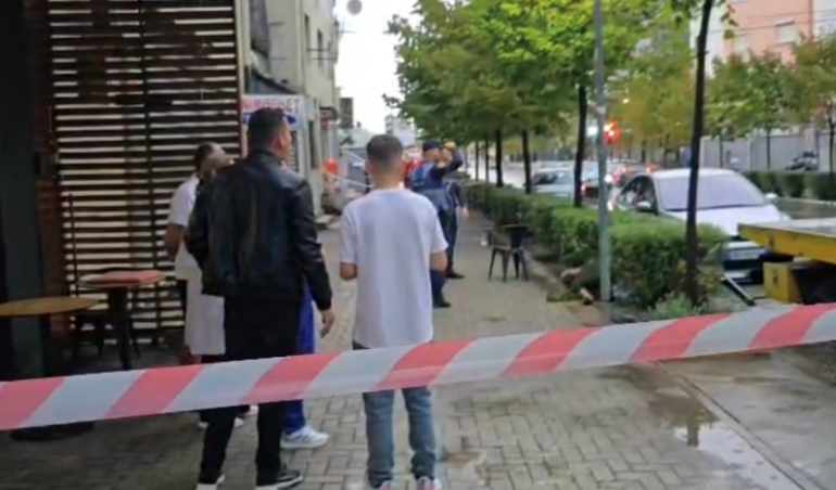 TRAGJIKE NË DURRËS/ Shtylla e dëmtuar në rrugë i merr jetën një personi (DETAJET)
