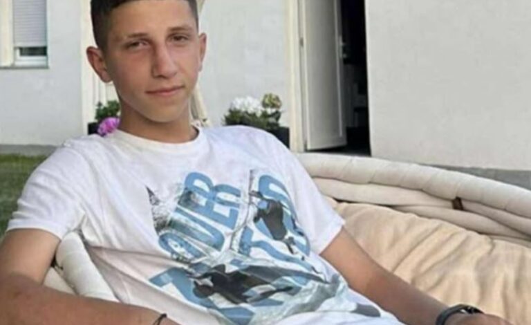 U NIS ME AUTOBUZ DREJT SHQIPËRISË DHE U “ZHDUK”/ Familja ngre në këmbë policinë për 16-vjeçarin