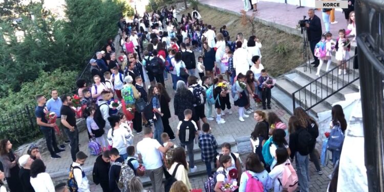JO MË NXËNËS ME CELULARË/ Ministria paralajmëron masa të rrepta për shkollat në të gjithë vendin