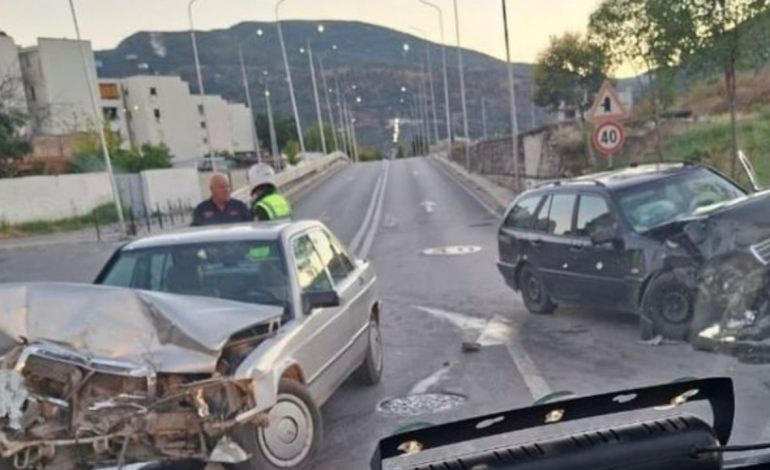 AKSIDENT NË ELBASAN/ Një i plagosur nga përplasja e dy makinave ‘kokë më kokë’