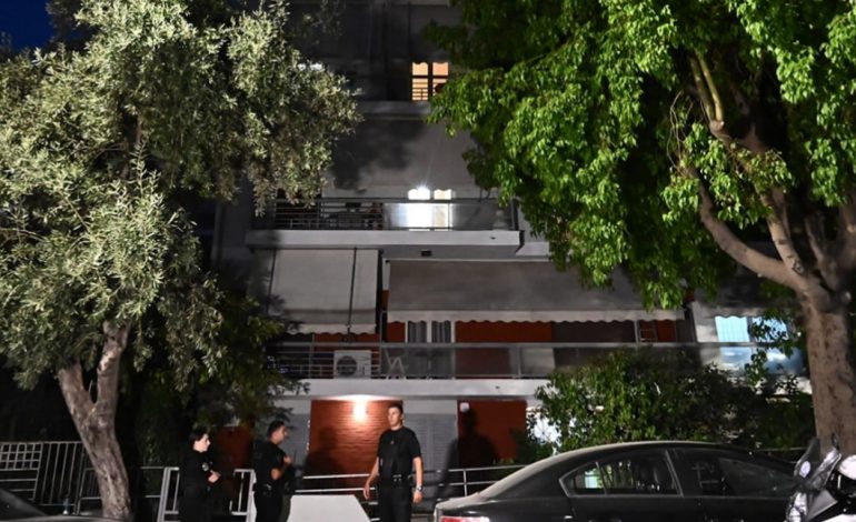 TRONDITET ATHINA/ Çifti i bashkëshortëve gjendet i vrarë brenda apartamentit. Trupi i gruas kishte filluar të dekompozohej