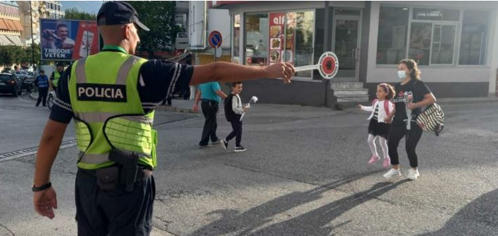 NISJA E VITIT TË RI SHKOLLOR/ Drejtori i Policisë prezanton masat e sigurisë për nxënësit: Punonjësit e policimit në shërbim të komunitetit…