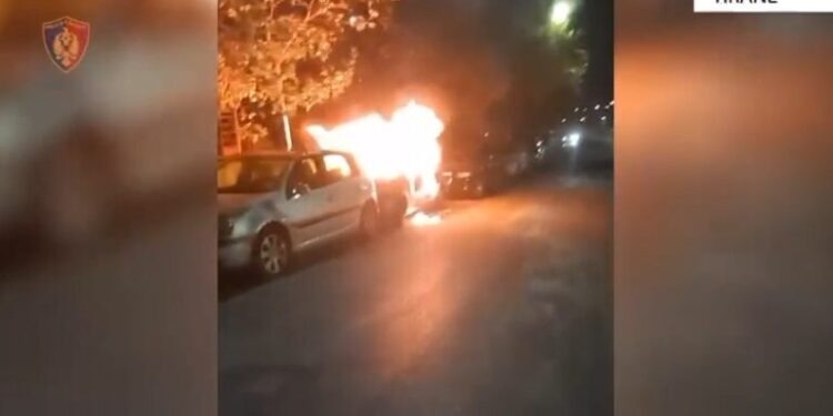 PAMJET/ Dogji automjetin e një gruaje në Tiranë, arrestohet 34-vjeçari. Ja momenti kur i vë flakën