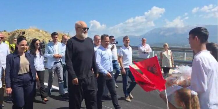 HAPET AKSI RRUGOR QUKËS-QAFË PLLOÇË/ Rama pritet me daulle dhe flamuj kuq e zi