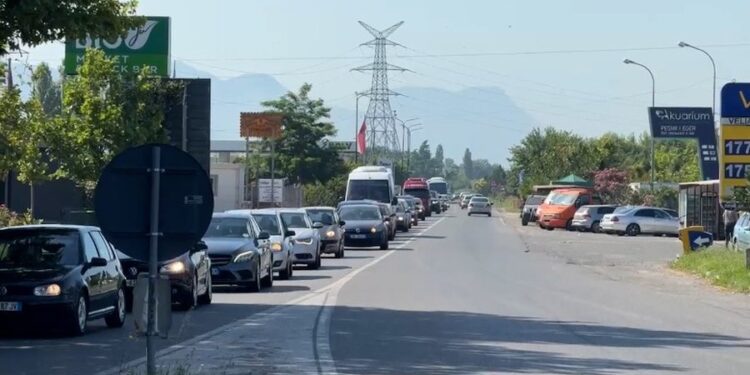 SEZONI VEROR/ Pushuesit dynden për plazh edhe në fundjavën e parë e shtatorit, trafik i rënduar në Lezhë
