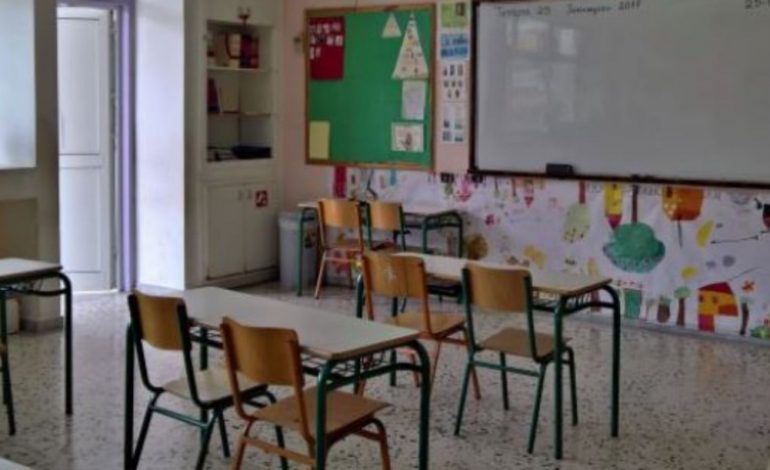 KRIZË E THELLË DEMOGRAFIKE NË GREQI/ Mbyllen mbi 700 shkolla, 150,000 nxënës më pak se në 2019-ën