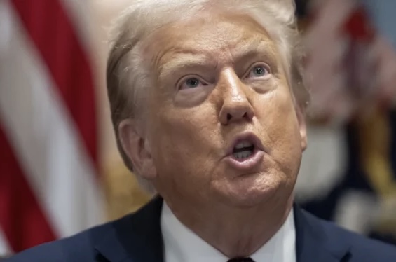 DONALD TRUMP RRIT PRESIONIN MBI VENEZUELËN/ Kërcënon të rrëzojë avionët luftarakë