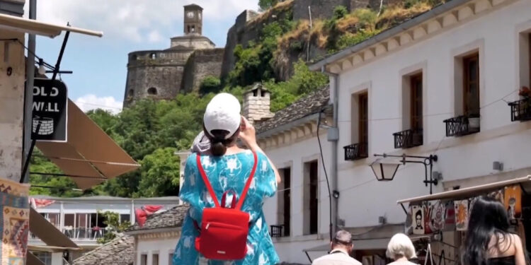 FLUKS TURISTËSH TË HUAJ NË GJIROKASTËR/ 500 mijë vizitorë në 7 muaj, vlerësojnë natyrën dhe mikpritjen