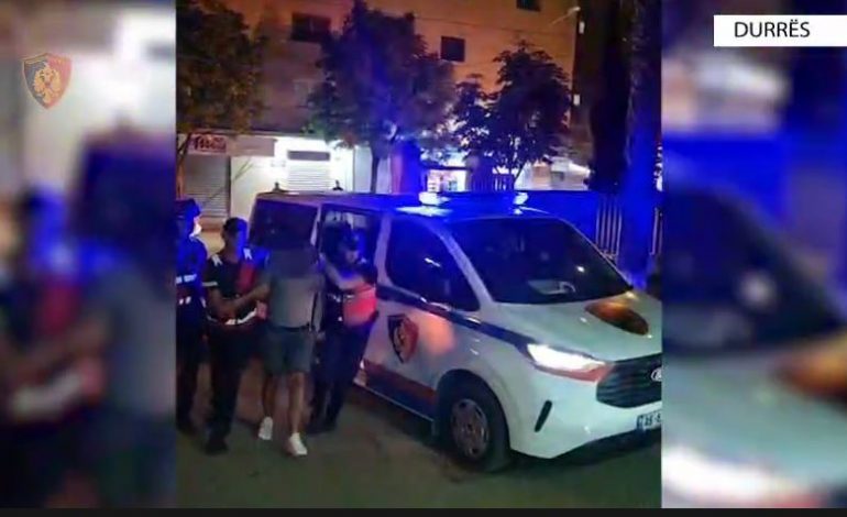 MBAJTI ME FORCË NË BANESË NJË 15-VJEÇARE/ Arrestohet 33-vjeçari në Durrës. Në shtëpi iu gjet dhe arsenal armësh (EMRI)