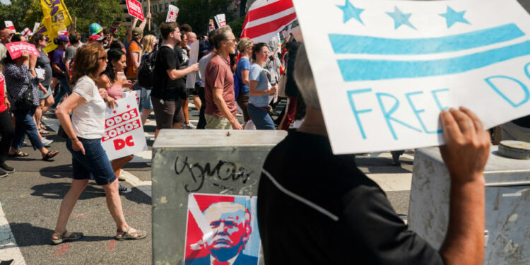 “JEMI NË MËSHIRËN E NJË DIKTATORI”/ Uashington ‘në këmbë’ kundër Trump