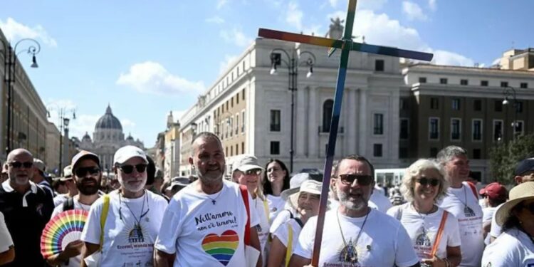 VATIKAN/ Pelegrinazhi i parë historik për katolikët LGBTQ+! Hapet porta për komunitetin