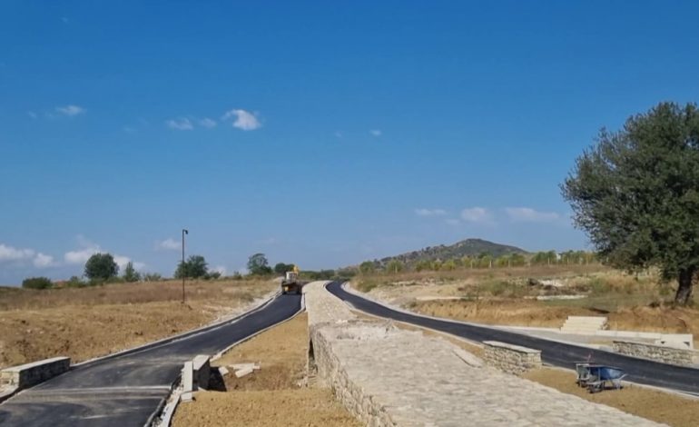 RRUGA EGNATIA “VISHET” ME ASFALT/ Auron Tare kërkon të ndërhyjë kryeministri, reagon Bashkia e Peqinit
