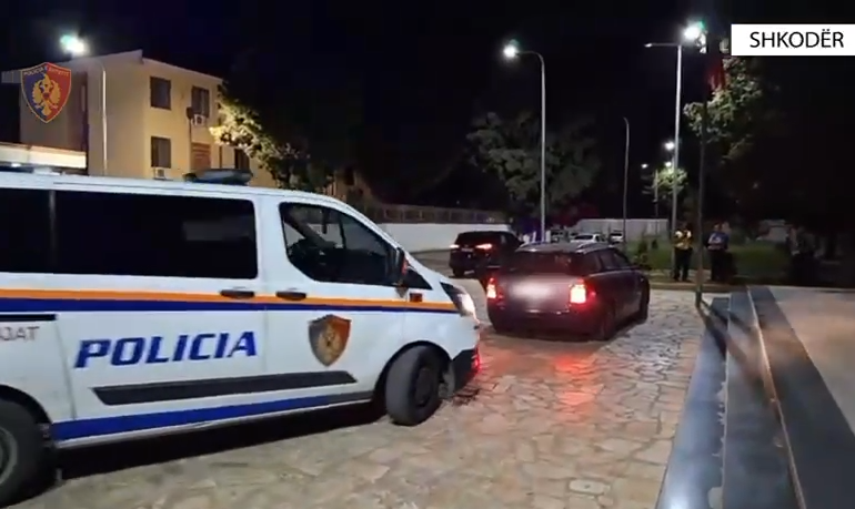 DETAJET E PARA/ Digjen 2 automjete në pronësi të një 35-vjeçari në Prekal, ishin të parkuara në rrugë pranë banesës (EMRI)