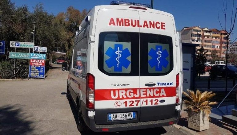 AKSIDENT I RËNDË NË LIBRAZHD/ Makina del nga rruga dhe përfundon në greminë, shoferi mbetet i lënduar dhe përfundon tek Trauma