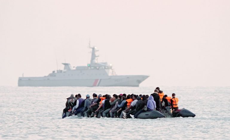 EMIGRANTËT E PALIGJSHËM NË BRITANI/ Qeveria shqyrton përdorimin e kazermave ushtarake për të strehuar azilkërkuesit