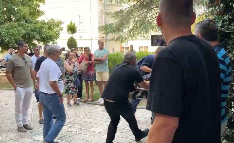 PAMJE TË RËNDA/ Ulërima e panik, momenti kur të plagosurit e gjakosur transportohen me barrelë pas masakrës në Shkodër