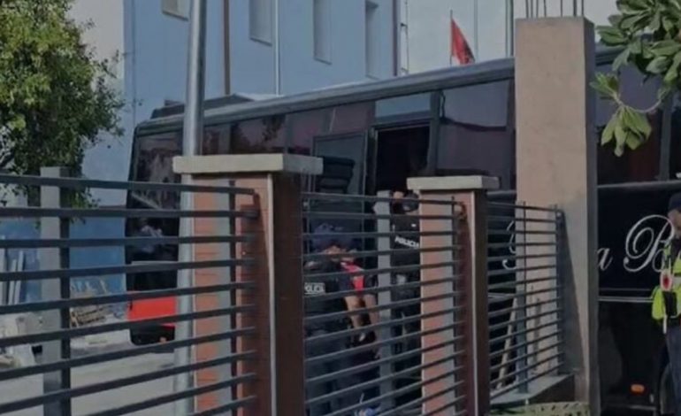 AKSIONI ANTIDROGË NË ELBASAN/ Të arrestuarit transferohen drejt Tiranës nën forca të shumta sigurie