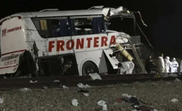 TRAGJEDI NË MEKSIKË/ Treni përplaset me autobusin, 8 të vdekur dhe 45 të plagosur