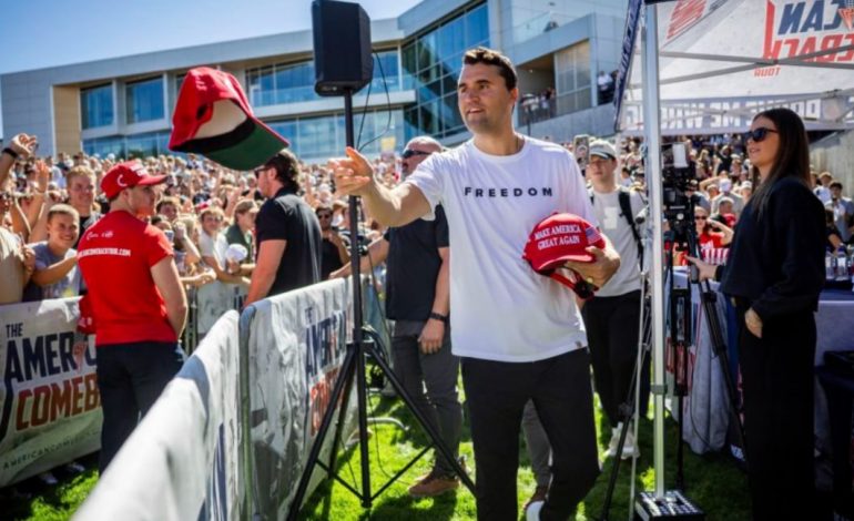 “MOS VALLË U QËLLOVA NGA NJË AR-15?” Postimi i frikshëm i Charlie Kirk bëhet realitet 11 vite më pas