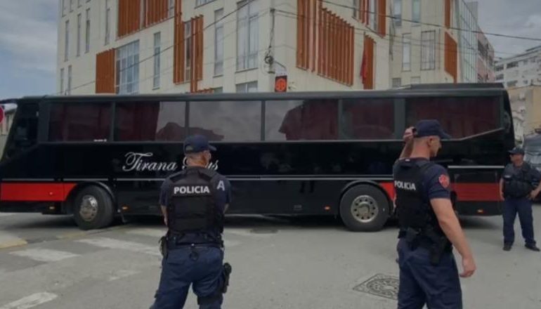 MEGAOPERACIONI NË ELBASAN/ Gjykata jep vendim për 27 të akuzuar. 16 arrest në burg, 7 arrest shtëpie dhe 4 hetim në gjendje të lirë