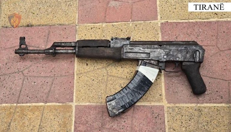 PARANDALOHET NGJARJA KRIMINALE/ 44-vjeçari në pranga, dhunonte gruan dhe vajzën e mitur së bashku me djalin! Në shtëpi i gjenden armë zjarri