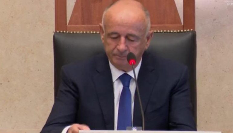 NIS KUVENDI/ Vasil Llajo drejton seancën e parë: Duhet bashkëpunim! Anëtarësimi në BE nuk është mision i një partie, por kombëtar
