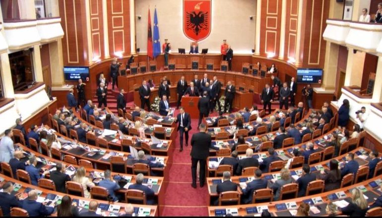 TENSIONE NË KUVEND/ Berisha bllokon foltoren, demokratët refuzojnë ngritjen e komisionit për verifikimin e mandateve