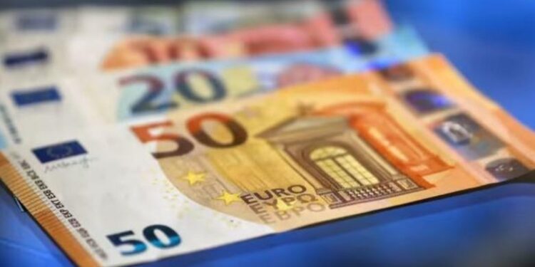 EURO NË PIKIATË/ Mbyll javën me një minimum historik përballë Lekut