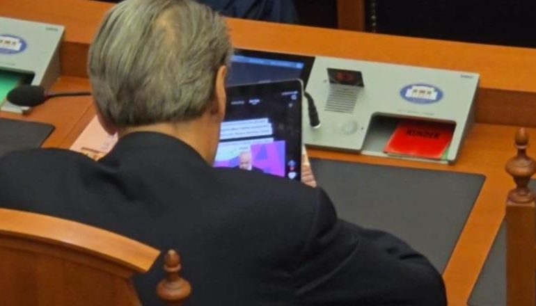 KUVENDI VOTONTE PËR KRYEPARLAMENTARIN/ Sali Berisha shikonte në iPad video të Edi Ramës dhe Agron Shehajt