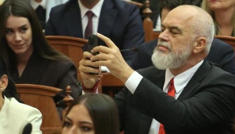 SEANCA E BETIMIT NË KUVEND/ Rama kapet “mat” duke shkrepur foto