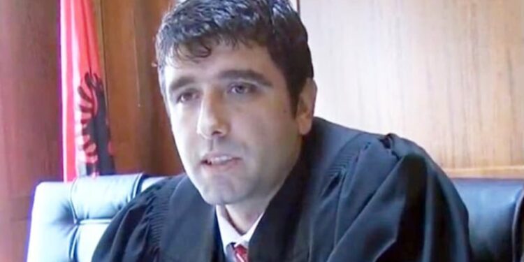 “JETOJMË MES FRIKËS DHE HESHTJES…”/ Familjarët e ish-gjyqtarit që u vra me tritol kërkojnë rihapjen e hetimeve