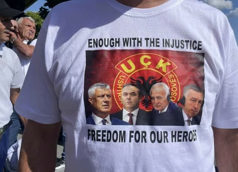 TË DIELËN PROTESË NË HAGË/ Nisen drejt Holandës veteranët e UÇK-së: Liri për heronjtë tanë