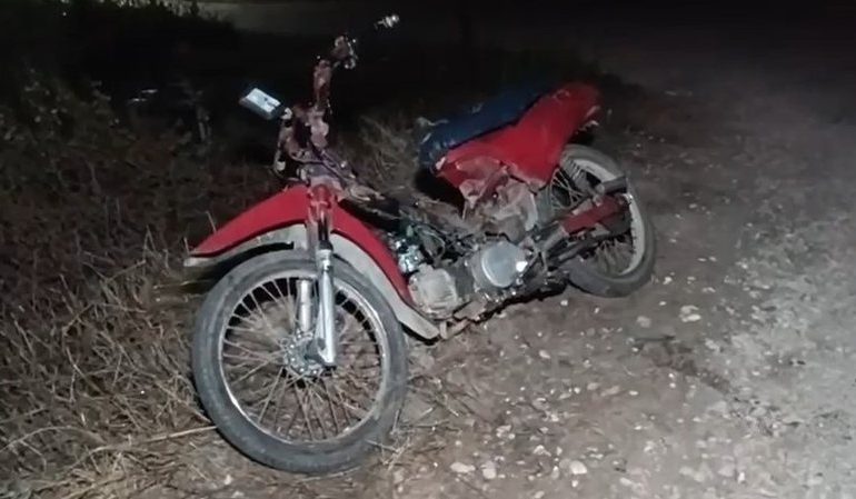 I PREU RRUGËN NJË DHELPËR/ 45-vjeçarja me motoçikletë në Fier përfundon në kanal